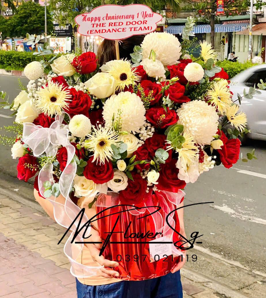 Giỏ Hoa Tươi  Trắng Đỏ Lớn GH30